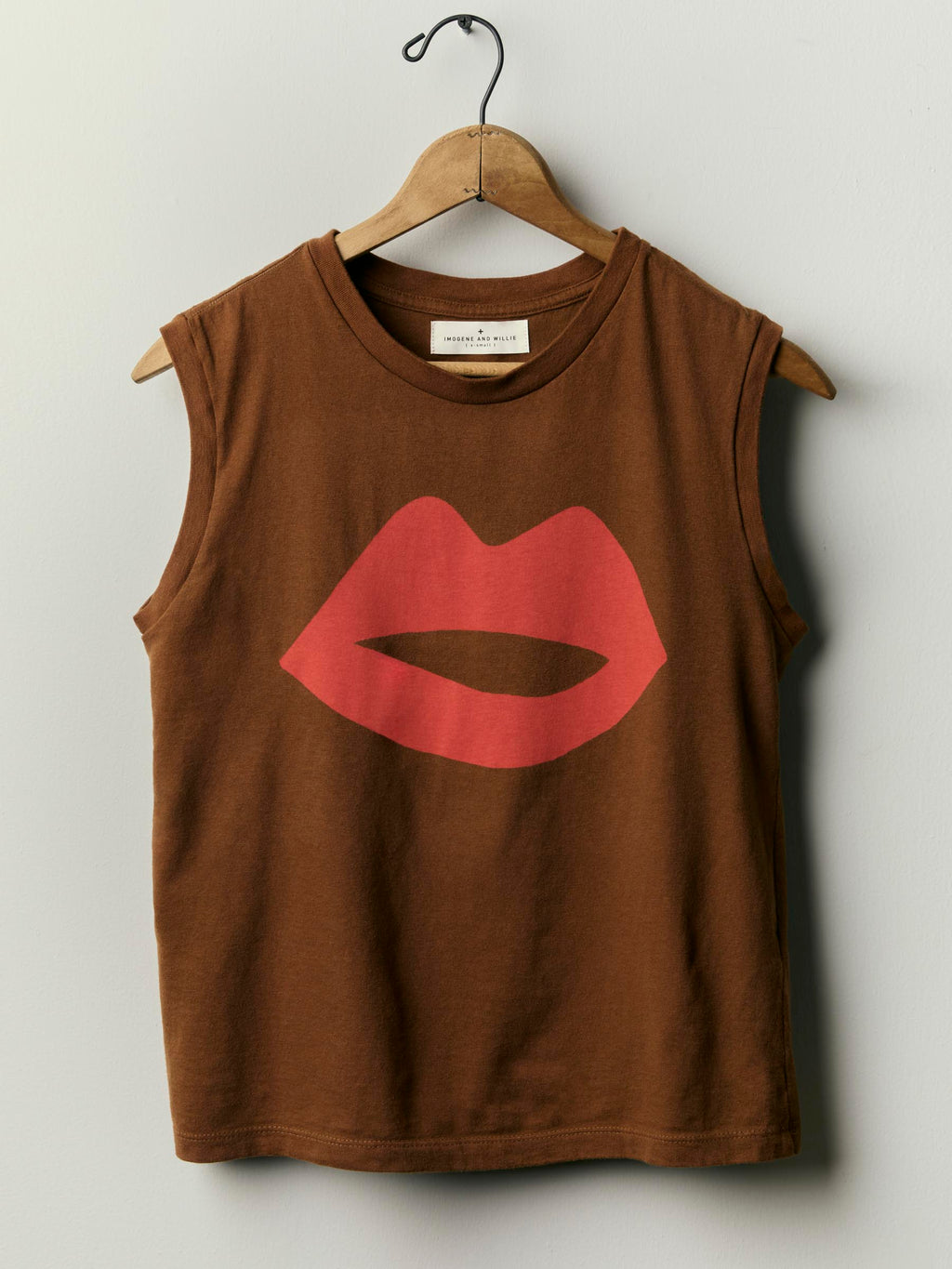 the "kiss" muscle tee