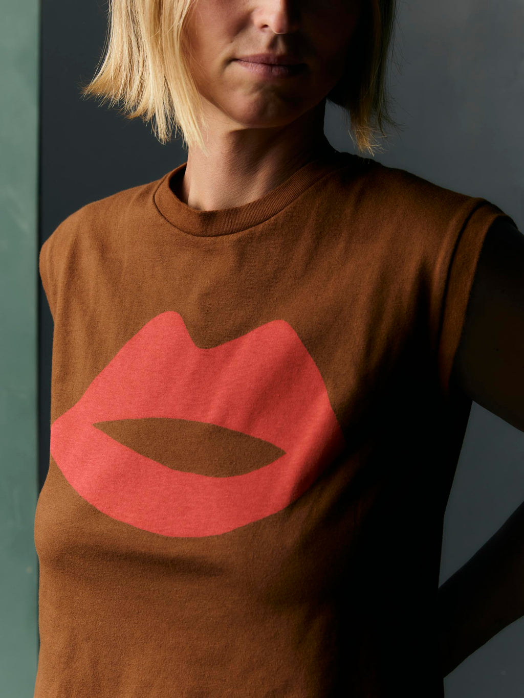 the "kiss" muscle tee
