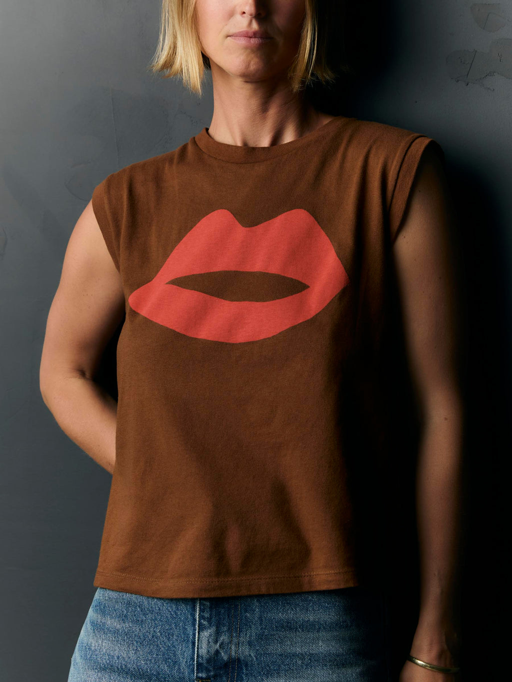the "kiss" muscle tee