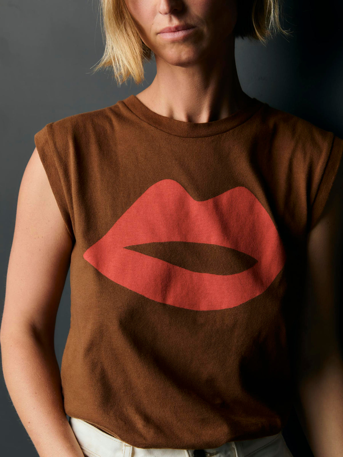 the "kiss" muscle tee