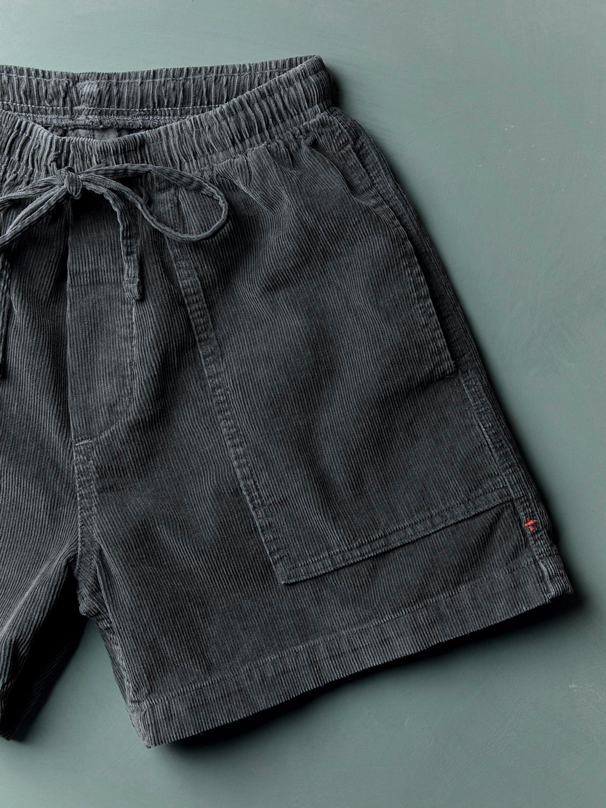 the lounge short in sunfaded black cord