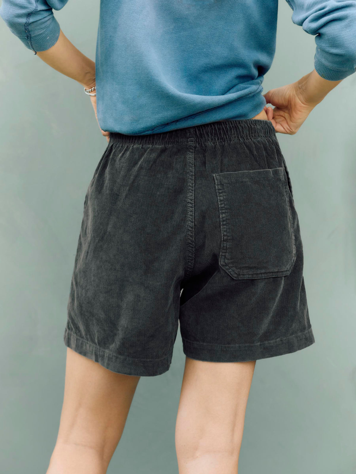 the lounge short in sunfaded black cord